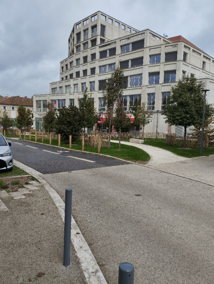 location Local commercial Angouleme - Photo 1