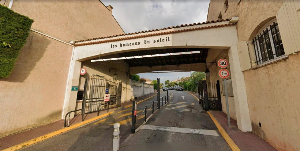 location Parking intérieur Villeneuve-loubet - Photo 1