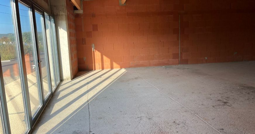 location Local commercial La Tour Du Crieu