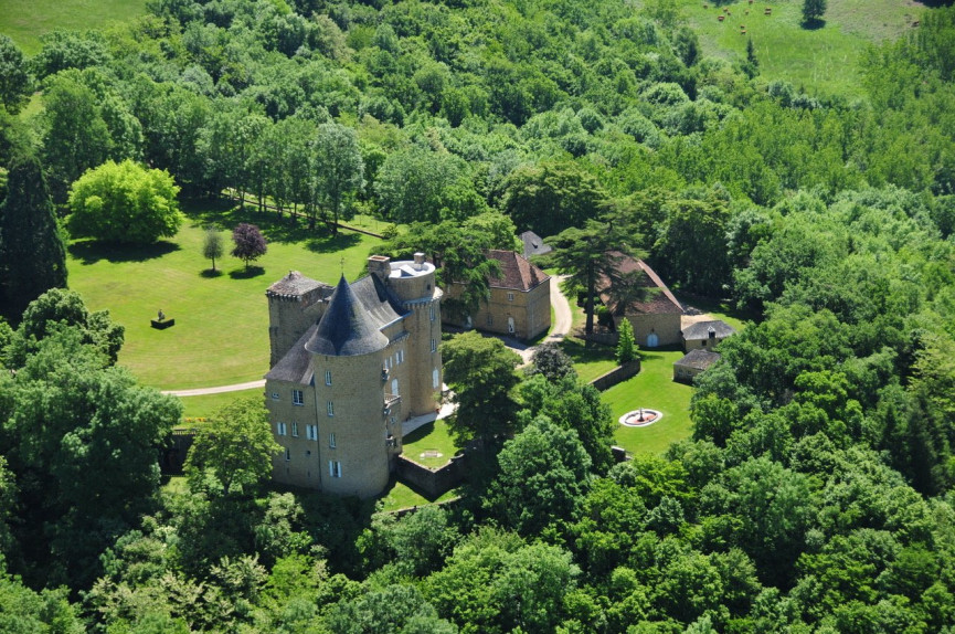 Vente château Figeac, 900m² 120000m² 20 pièces 1 990 000€