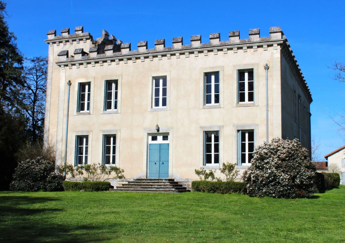 sale Château Confolens