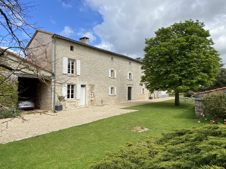 sale Maison de caractère Saint Angeau - Photo 2