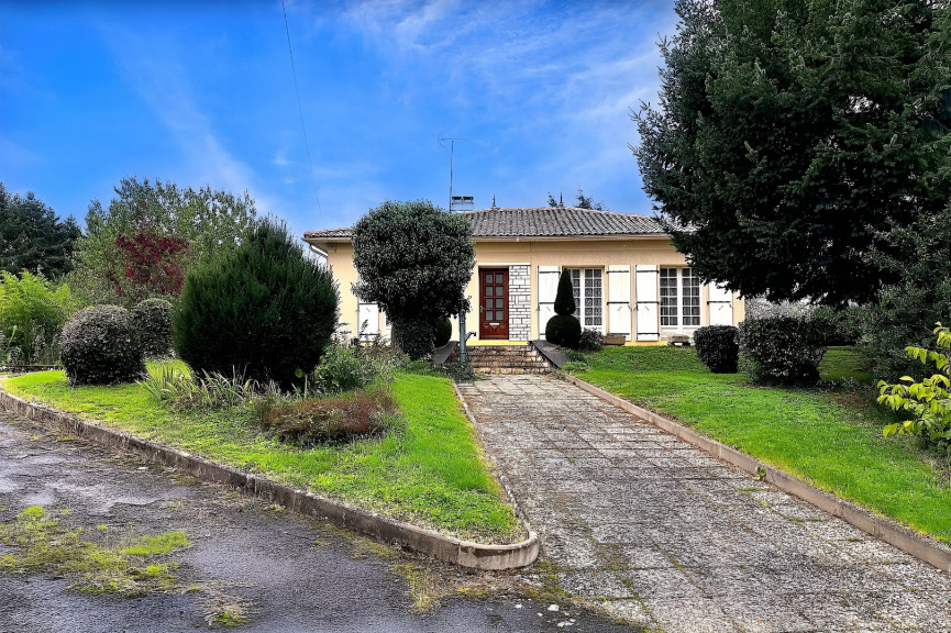 sale Maison Manot - Photo 1