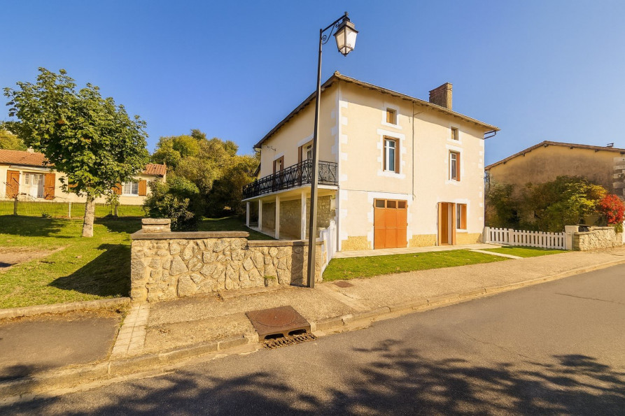 vente Maison Alloue - Photo 1