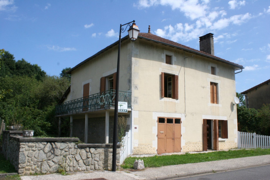 sale Maison Alloue - Photo 1