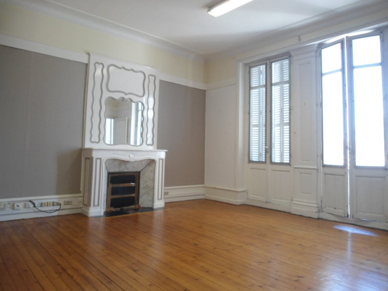 location Bureau Cognac - Photo 1