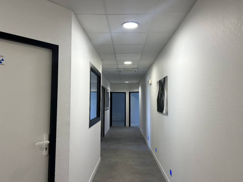 location Local commercial Chateaubernard - Photo 8