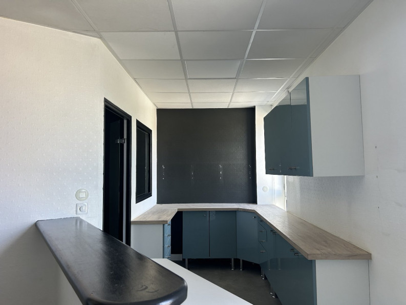 location Local commercial Chateaubernard - Photo 9