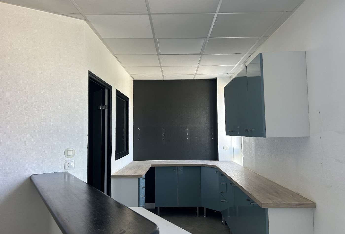 location Local commercial Chateaubernard - Photo 9