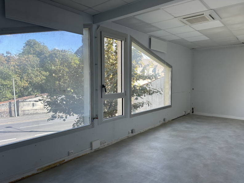 location Local commercial Chateaubernard - Photo 3