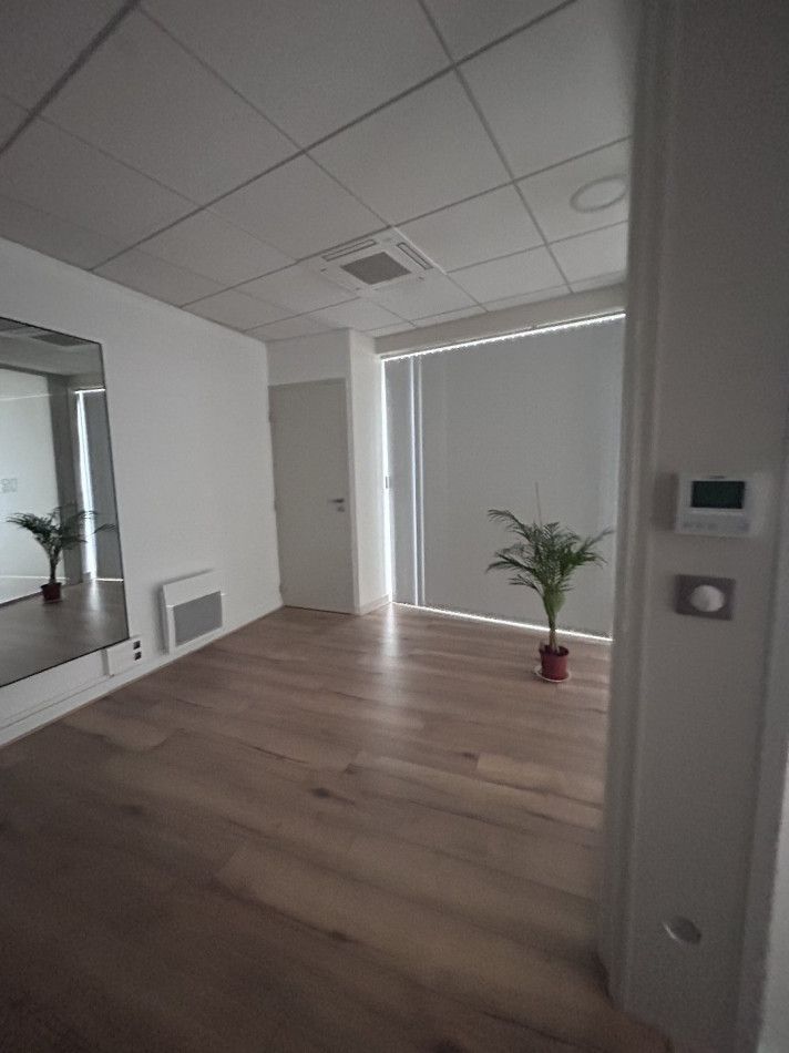 location Local commercial Cognac - Photo 5