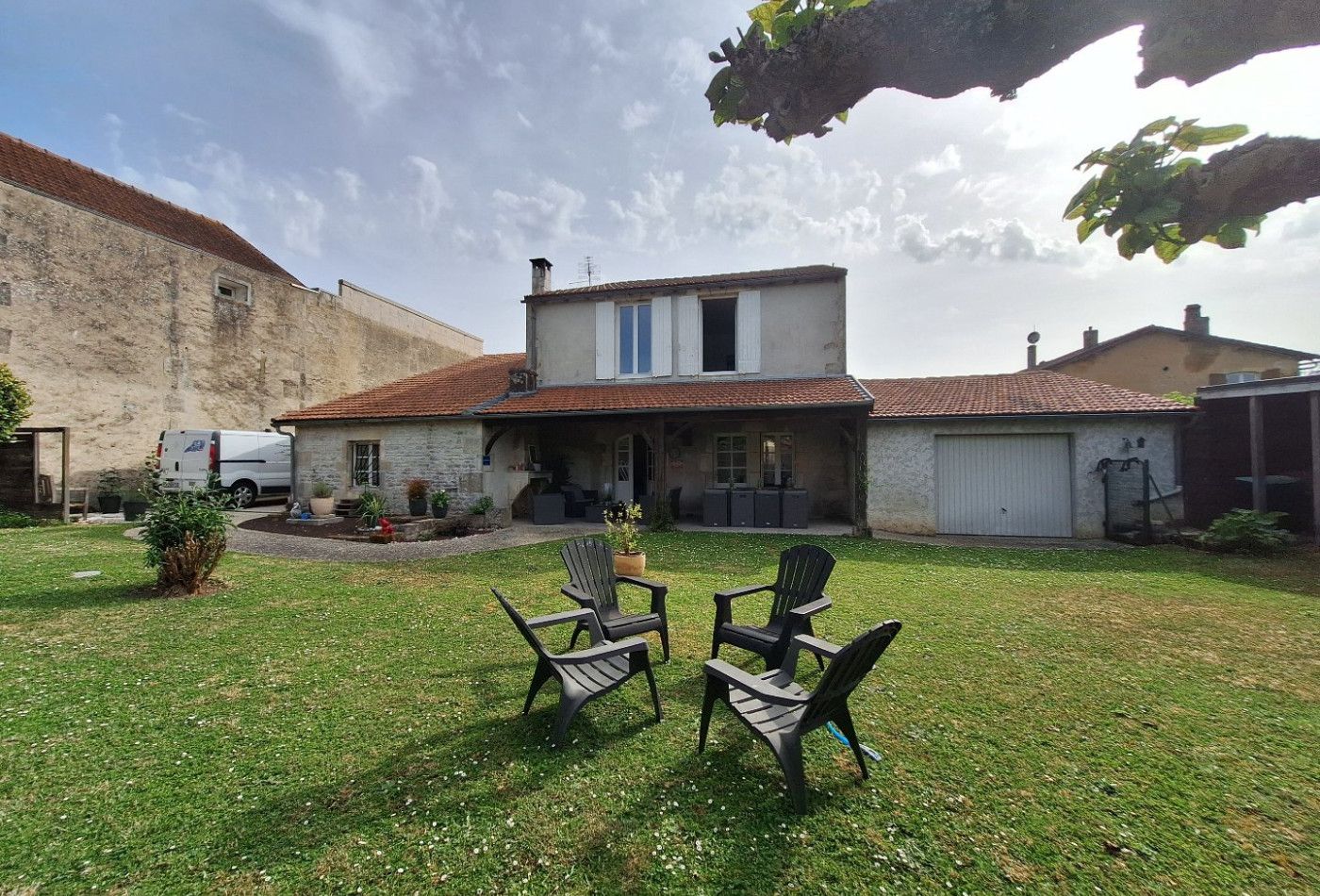 vente Maison Burie - Photo 1