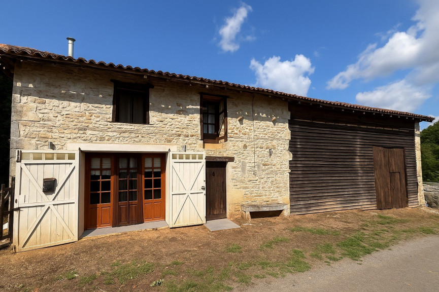 sale Maison Genouille - Photo 1