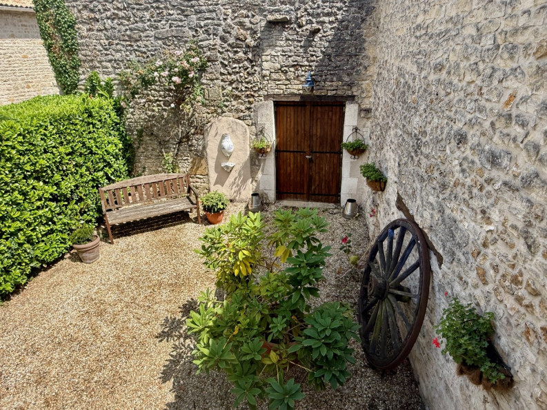 sale Maison de caractère Saint Coutant - Photo 16
