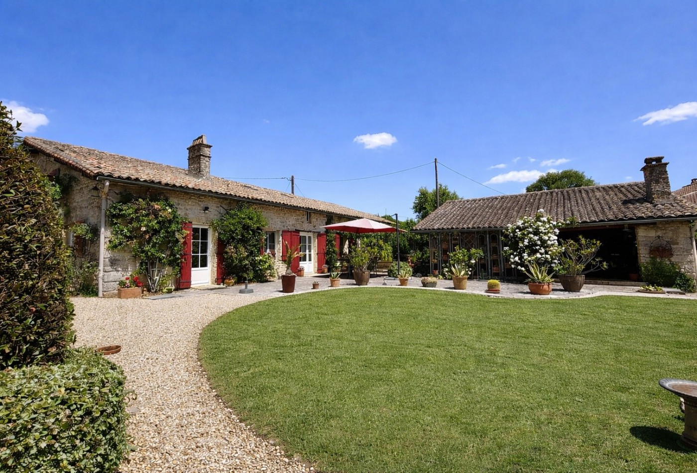 vente Maison de caractère Saint Coutant - Photo 1