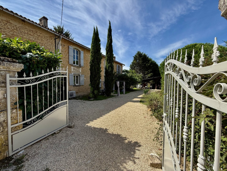 vente Maison Saint Coutant - Photo 1