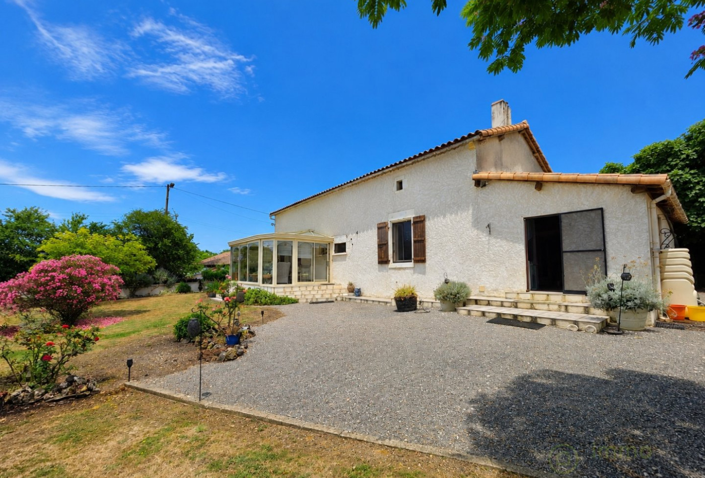 vente Maison Cellefrouin - Photo 1