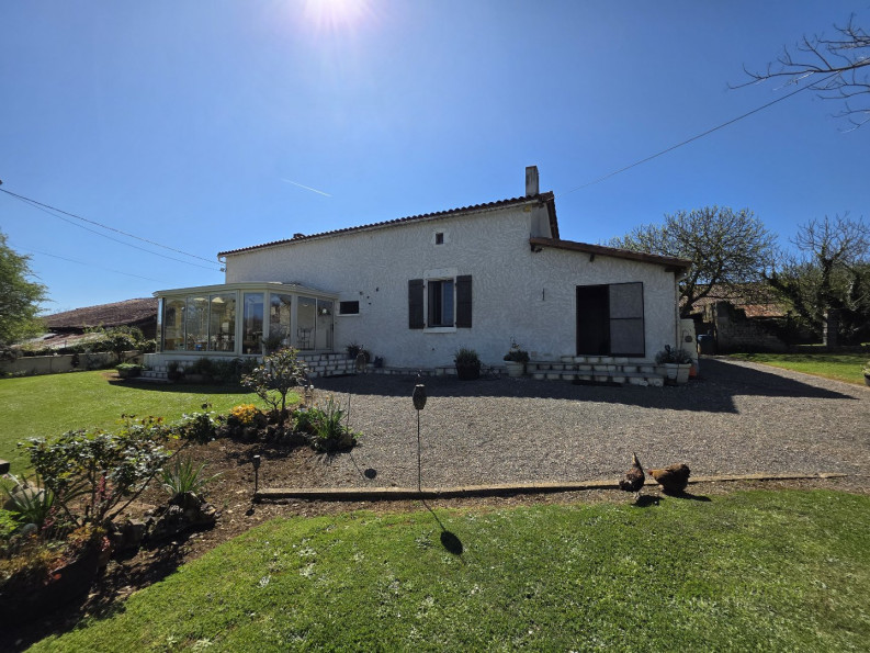 vente Maison Cellefrouin - Photo 2