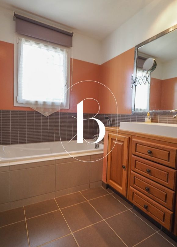 sale Villa Uzes