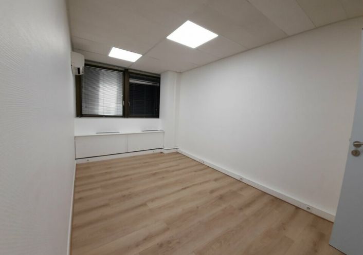 location Entrepot Saint-jory