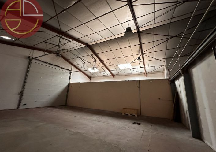 location Entrepot Pins-justaret