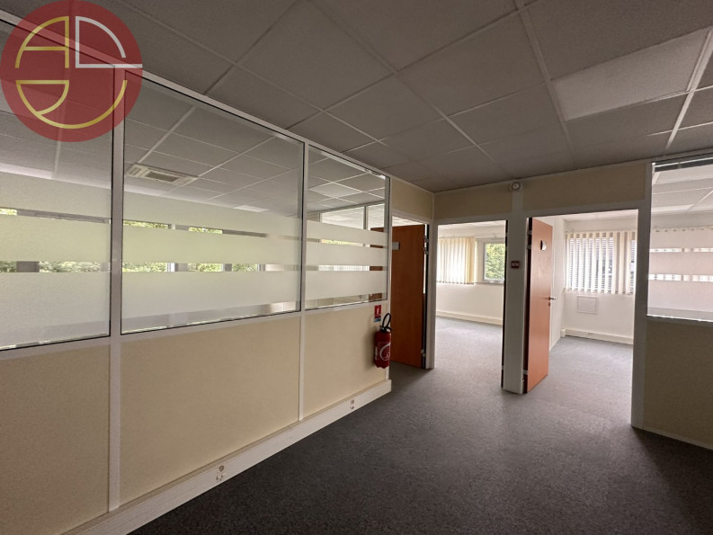 location Bureau Castelnau-d'estretefonds - Photo 1