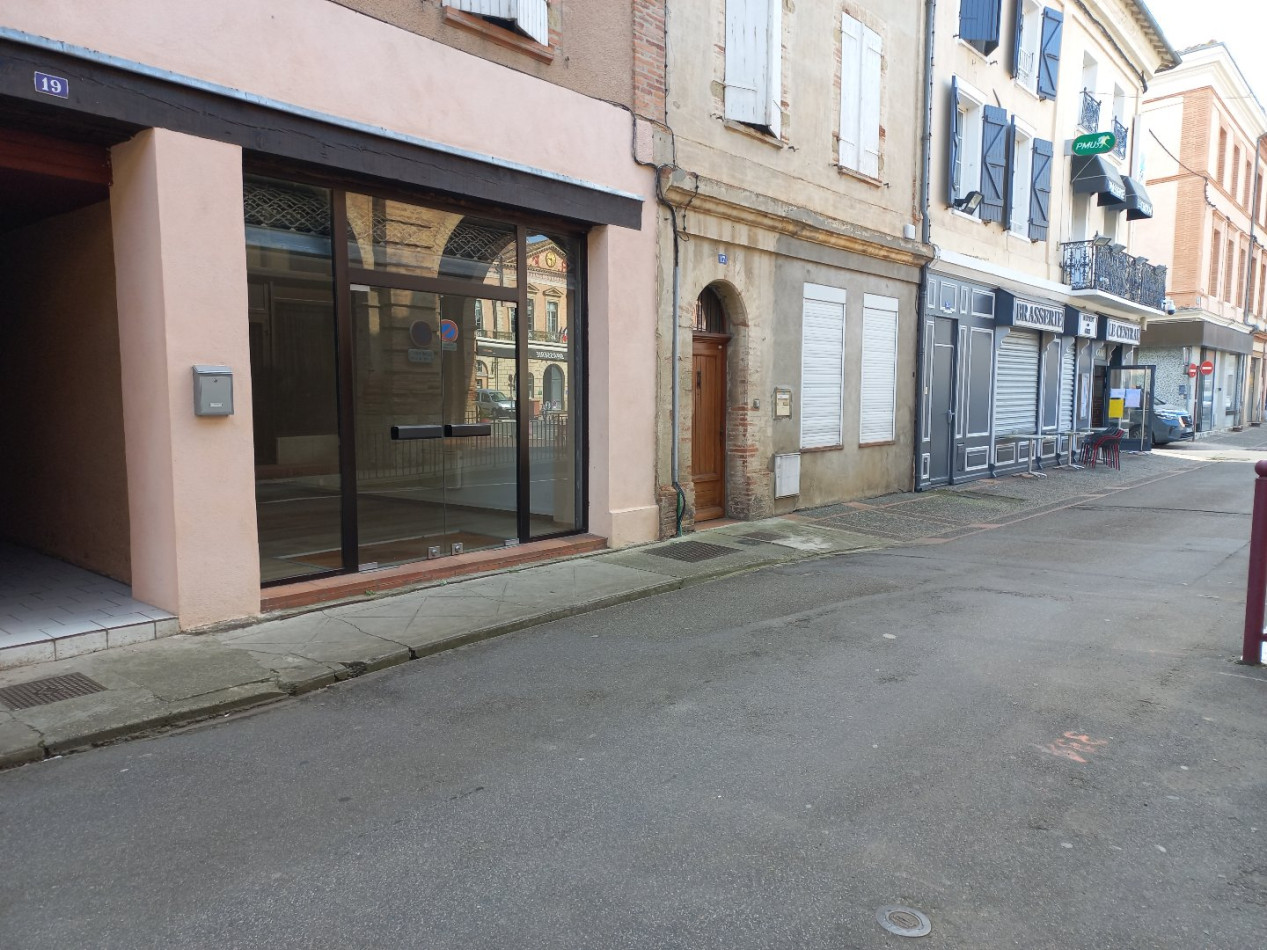 à louer Local commercial L'isle-jourdain - Photo 1