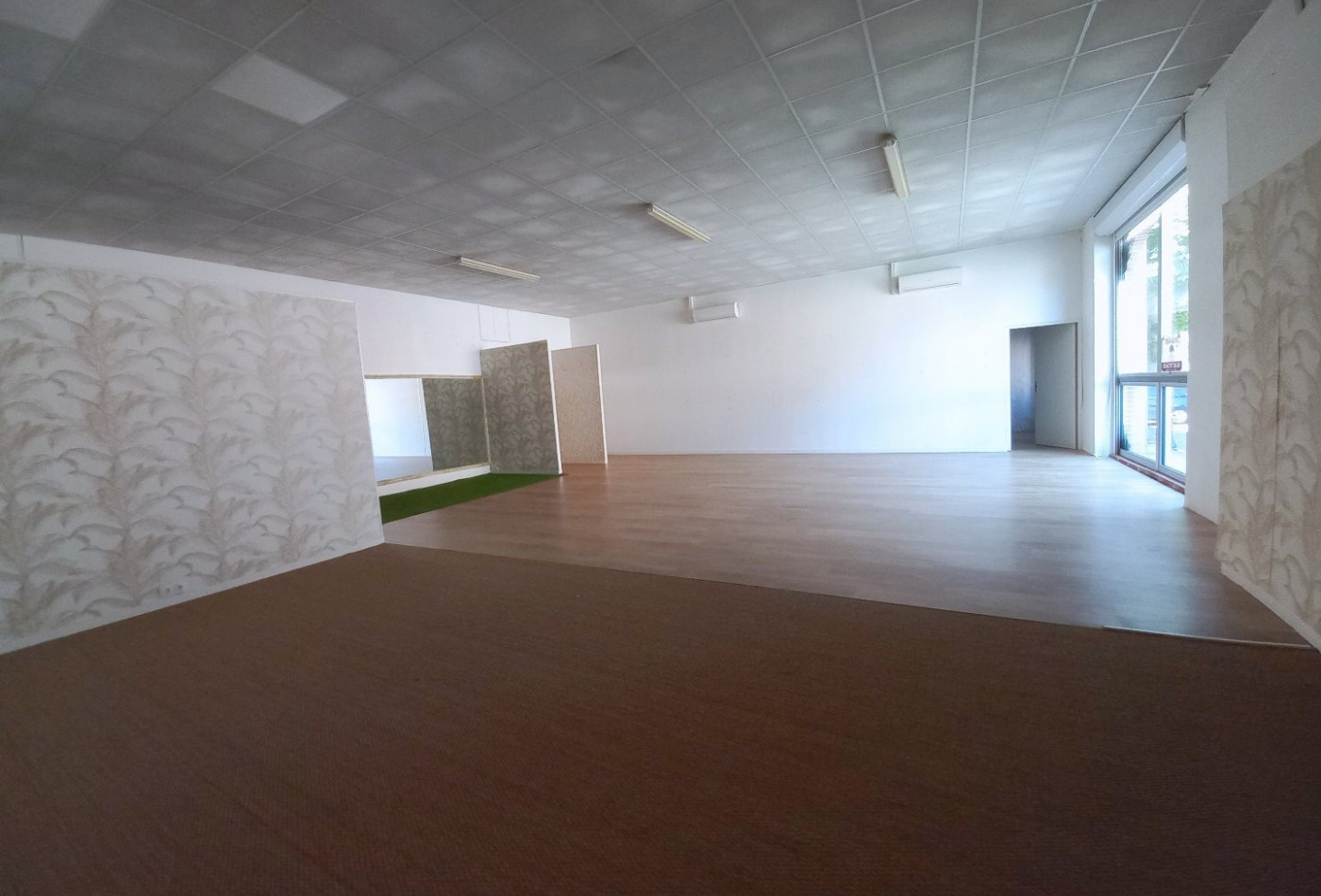 location Local commercial L'isle-jourdain - Photo 3