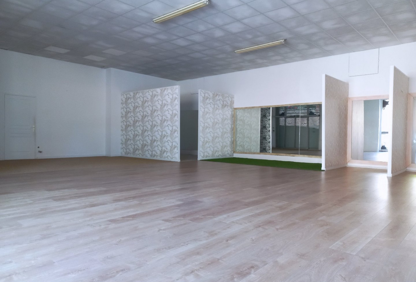 location Local commercial L'isle-jourdain - Photo 2