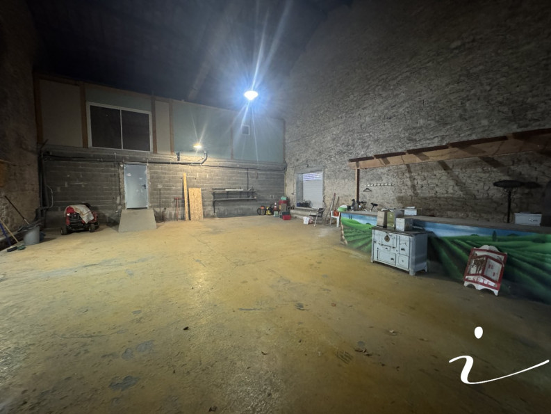 location Hangar Saussan - Photo 2