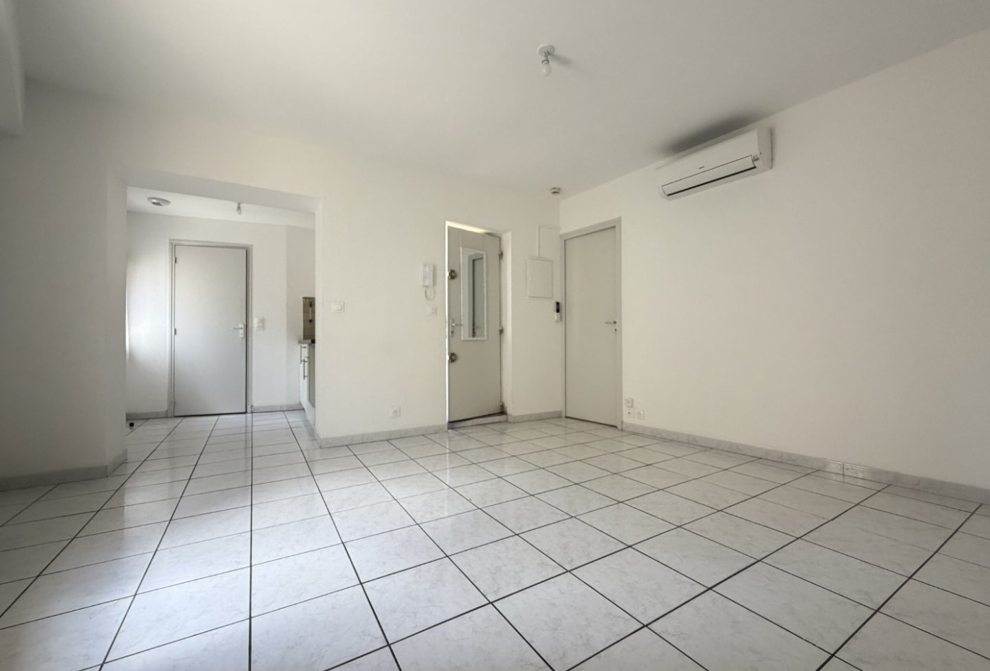 location Appartement rénové Pezenas - Photo 1