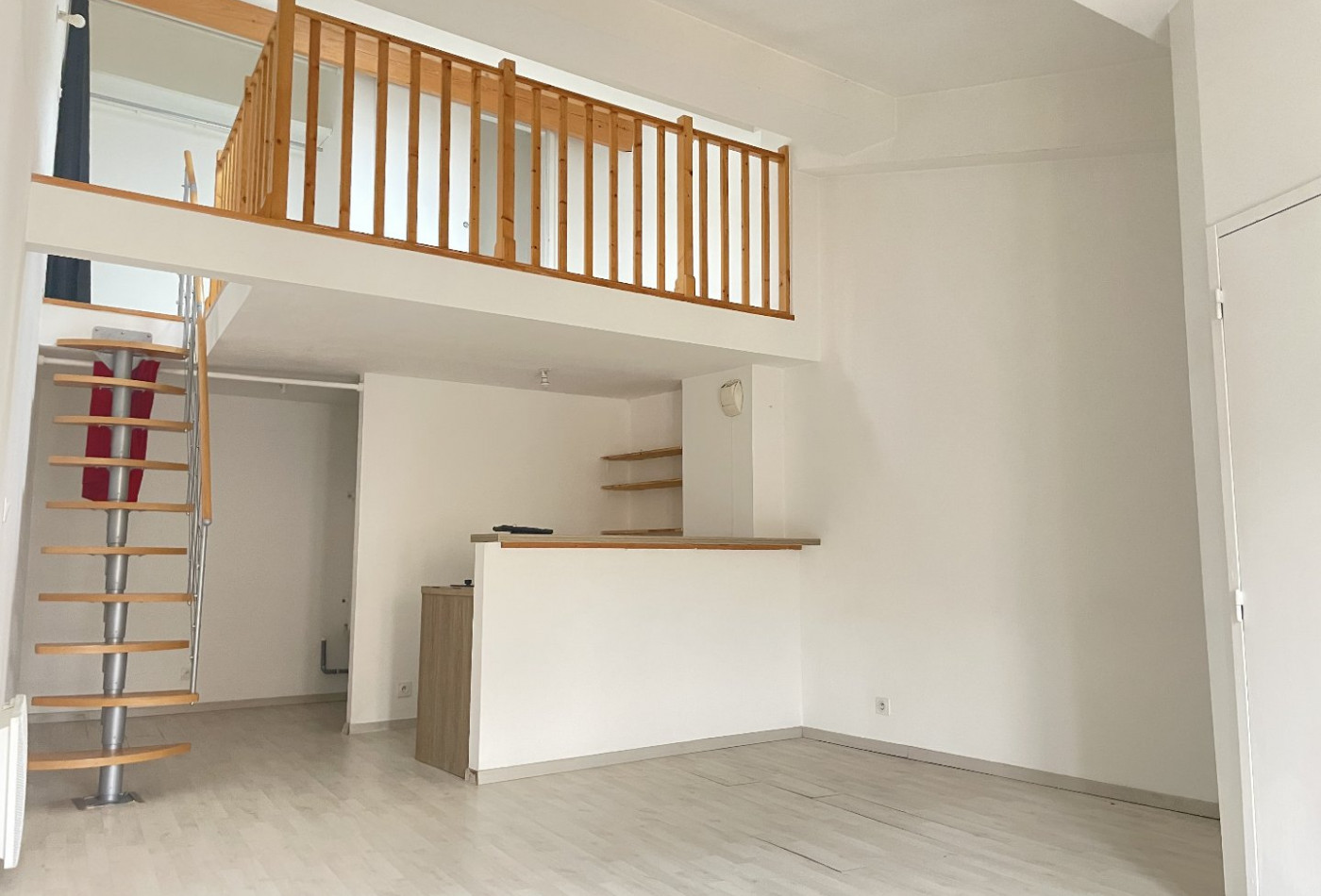 location Appartement mezzanine Pezenas - Photo 1