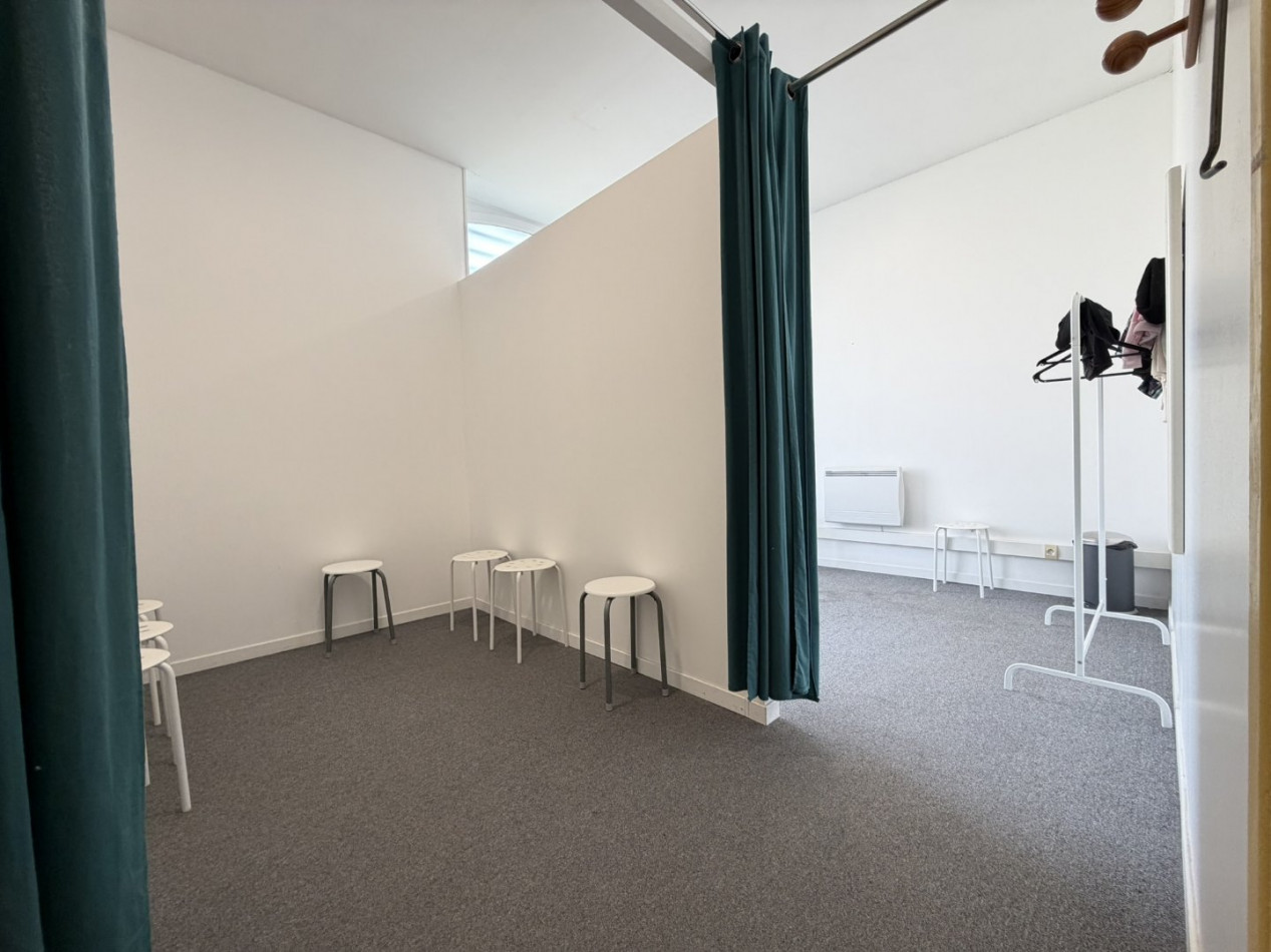 location Local commercial Pezenas - Photo 8