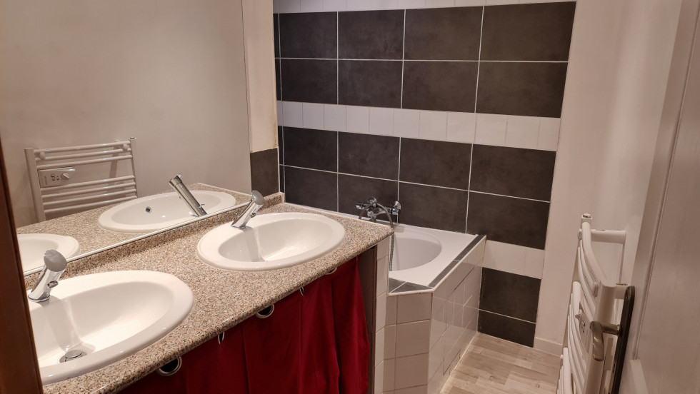 location Maison de village Pouzolles - Photo 8