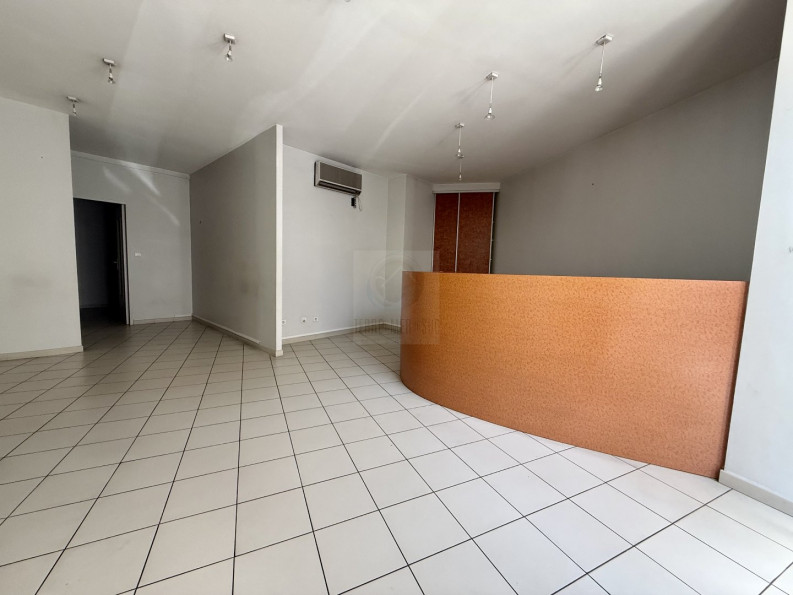 location Local commercial Beziers - Photo 2