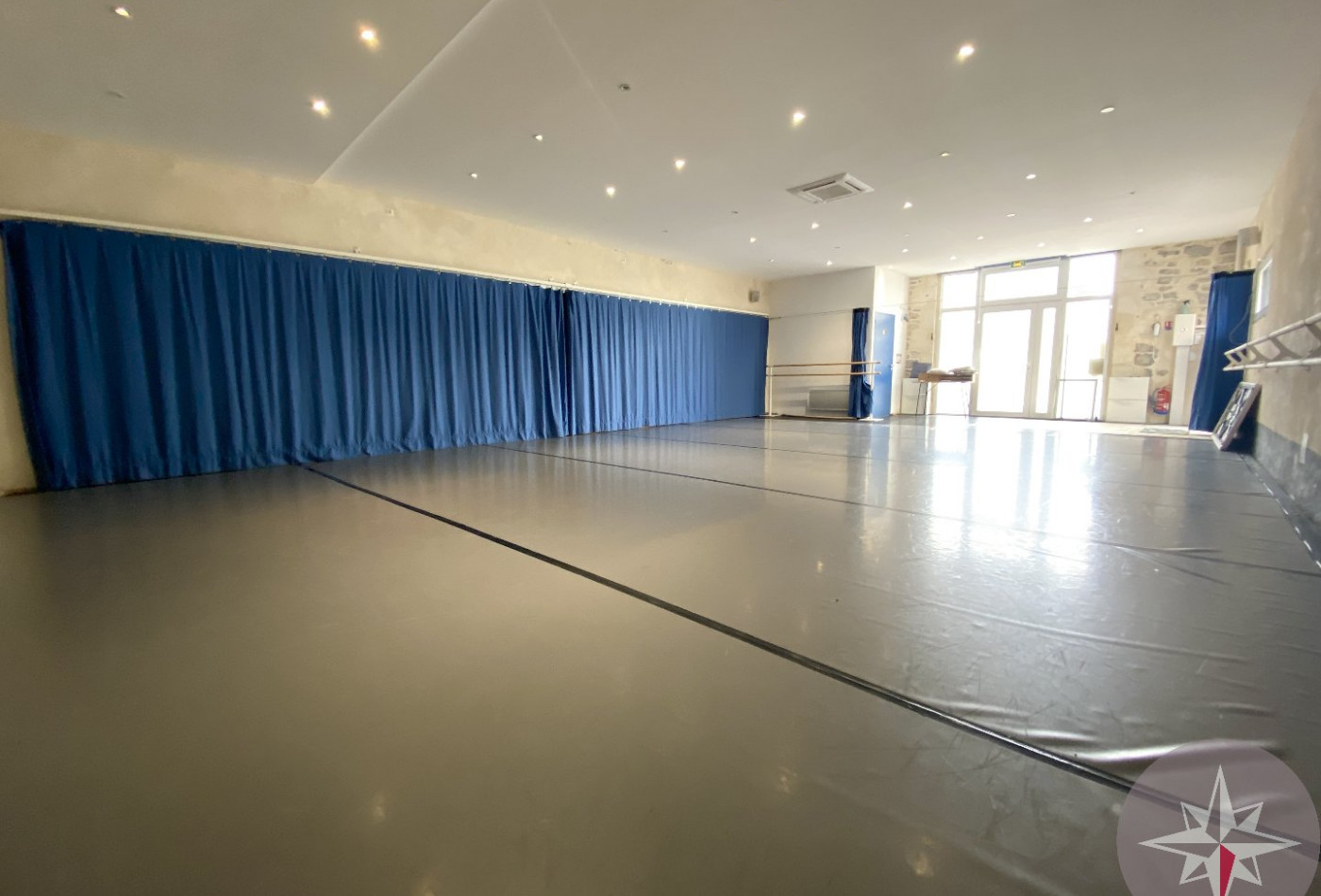 location Local commercial Cournonsec - Photo 1