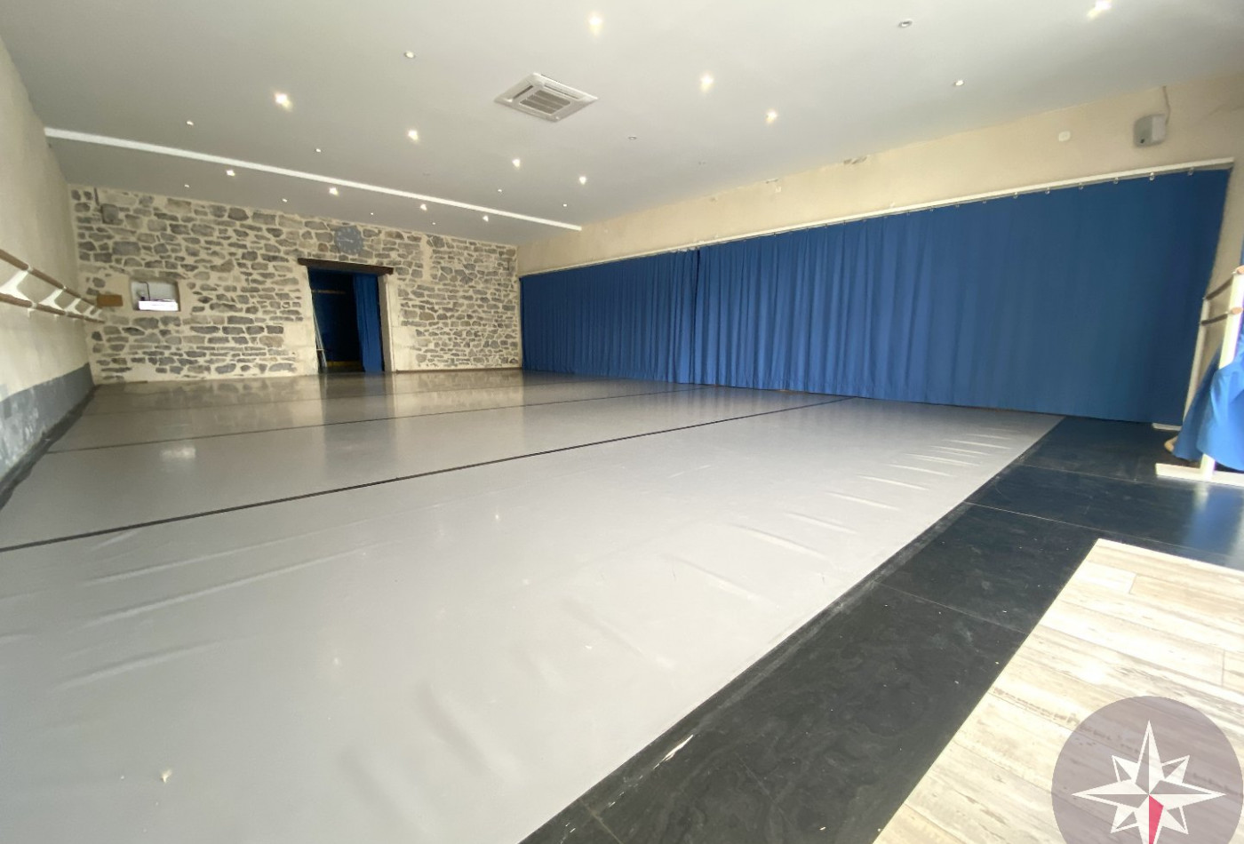 location Local commercial Cournonsec - Photo 3