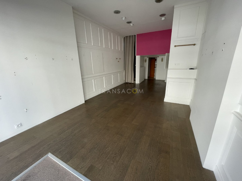 location Local commercial Tours - Photo 2