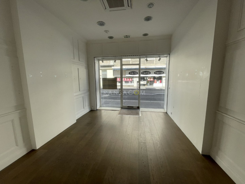 location Local commercial Tours - Photo 1