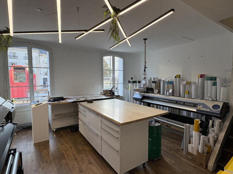 location Local commercial Tours - Photo 2