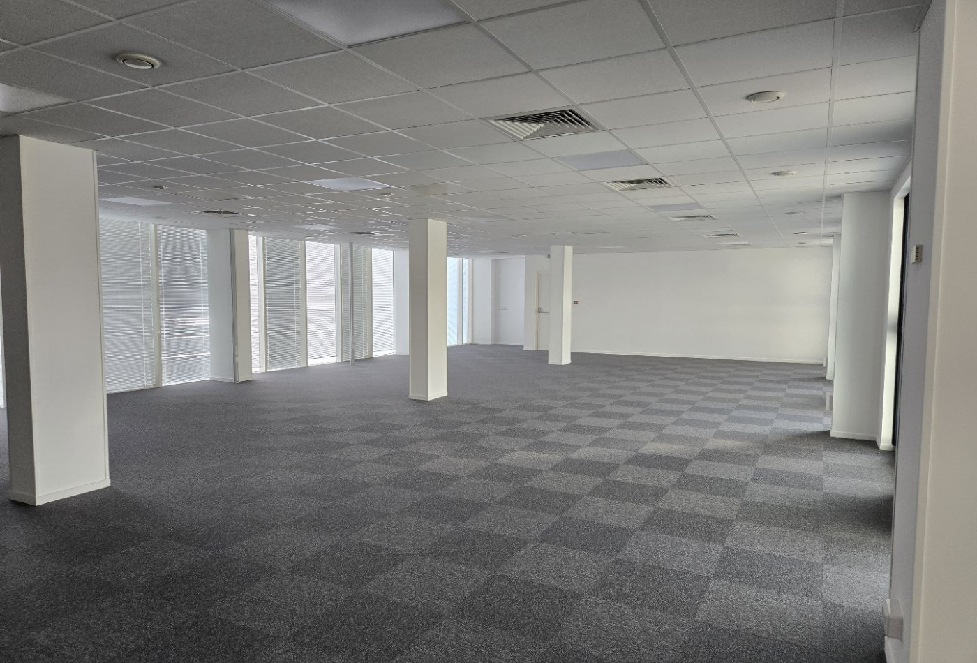 location Bureau Tours - Photo 4