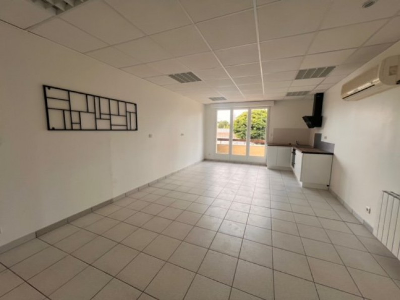 location Local commercial Saint Pierre Montlimart - Photo 1