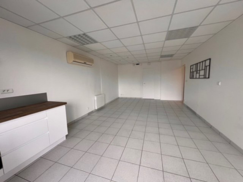 location Local commercial Saint Pierre Montlimart - Photo 3