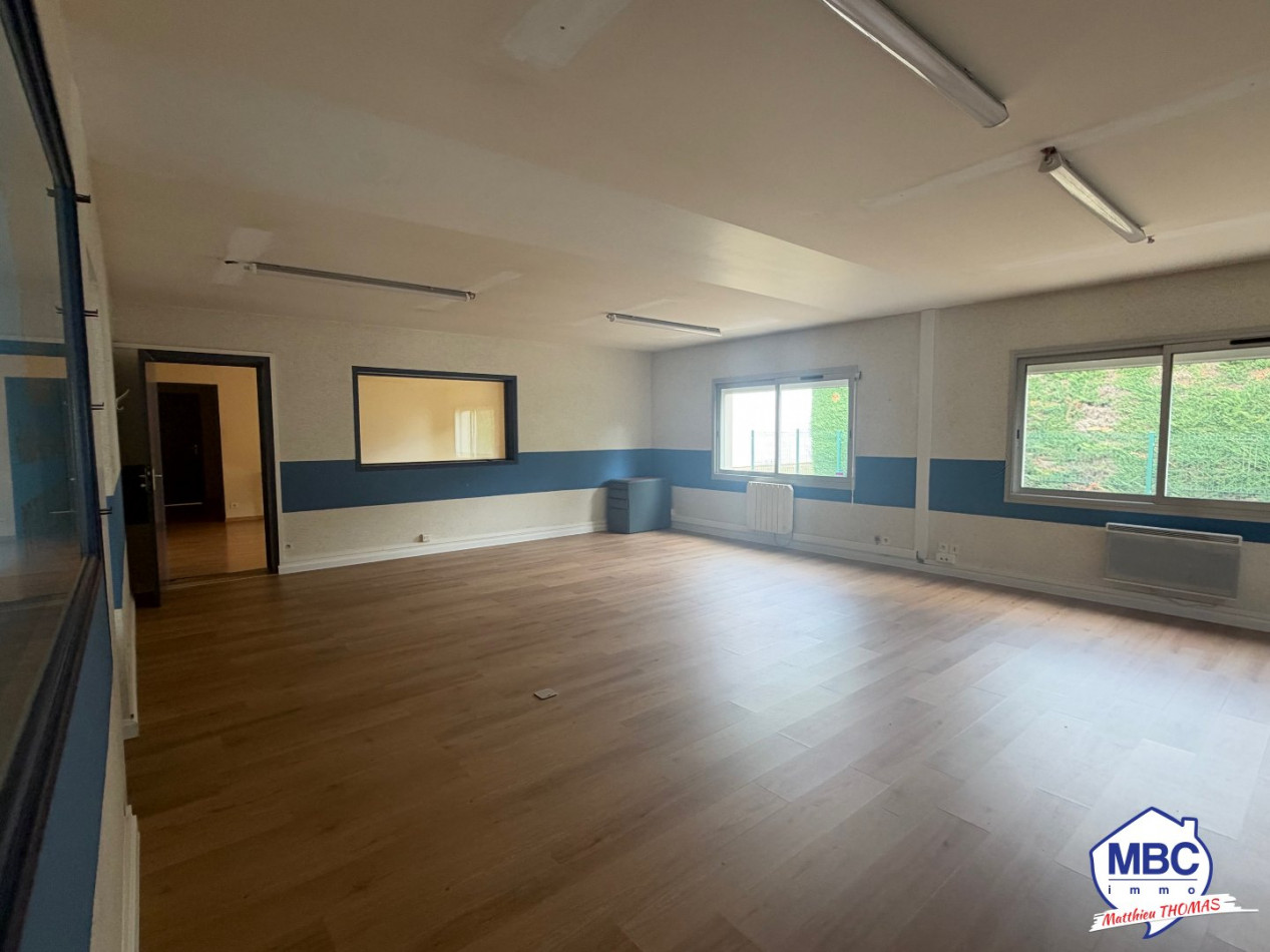 location Local commercial Beaupreau En Mauges - Photo 2