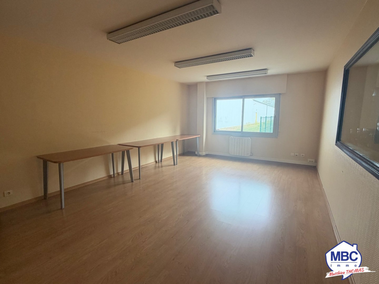 location Local commercial Beaupreau En Mauges - Photo 5