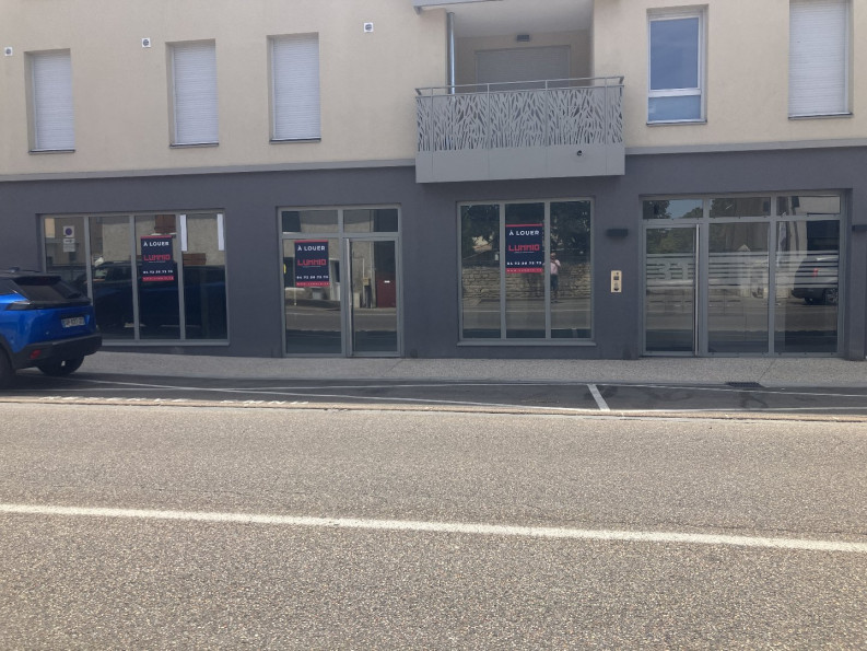 location Local commercial Saint Bonnet De Mure - Photo 1