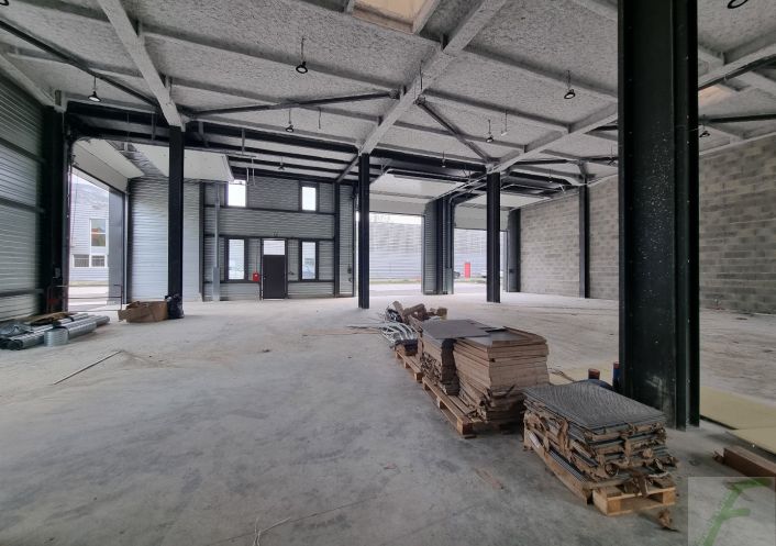 à louer Entrepots et bureaux Mery