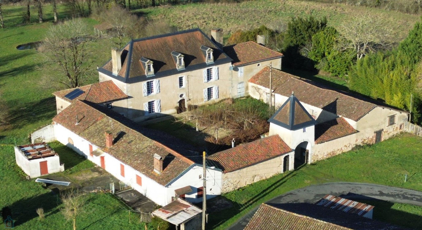 Vente Propriété / Demeure 655m² 15 Pièces à Oradour-Fanais (16500) - Sextant Properties