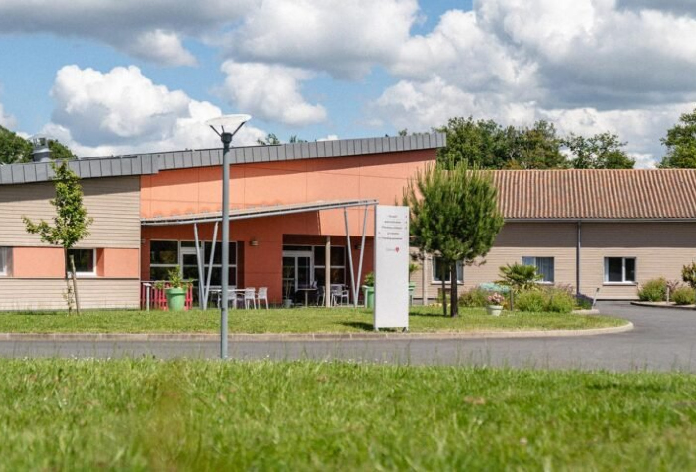 vente Résidence ehpad Lathus Saint Remy - Photo 1