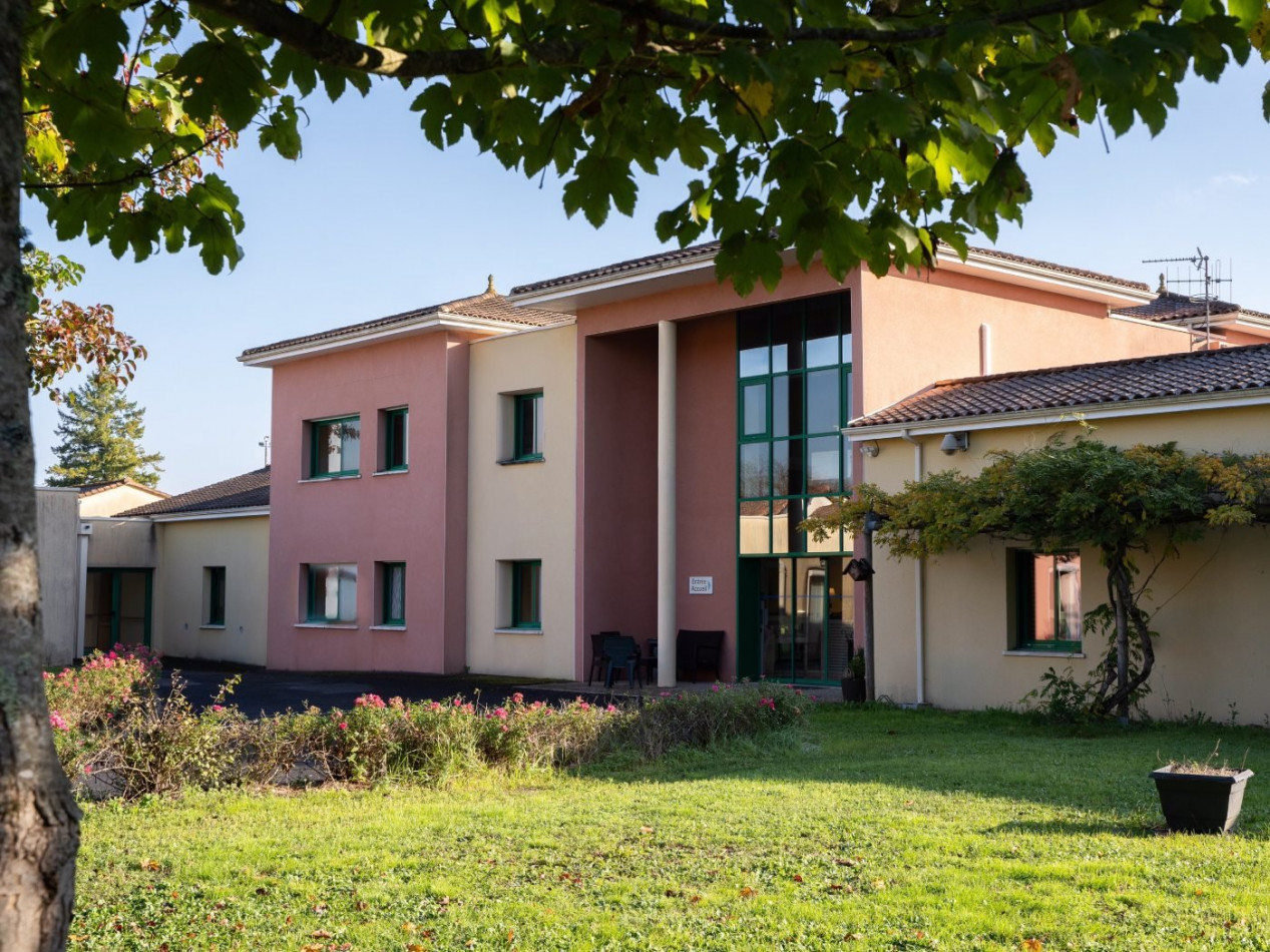 vente Résidence ehpad Saint Angeau - Photo 1